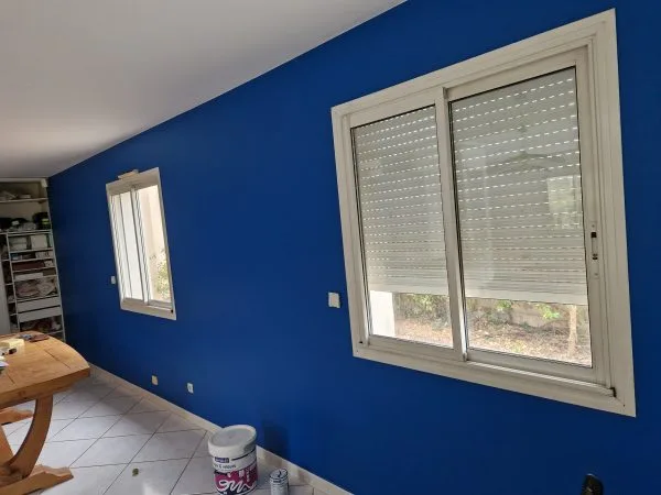 Peinture murale bleue dans une pièce à Montpellier