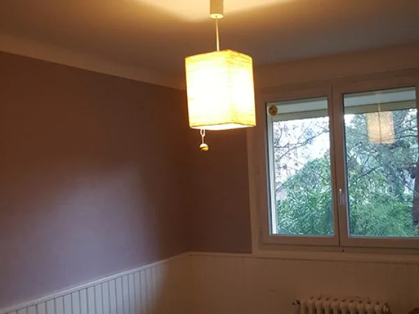 Chambre avec mur couleur prune