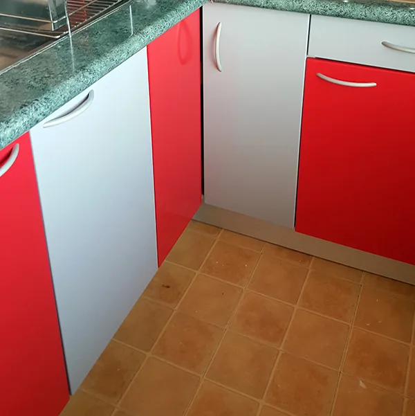 Meubles de cuisine rénovés rouge et blanc