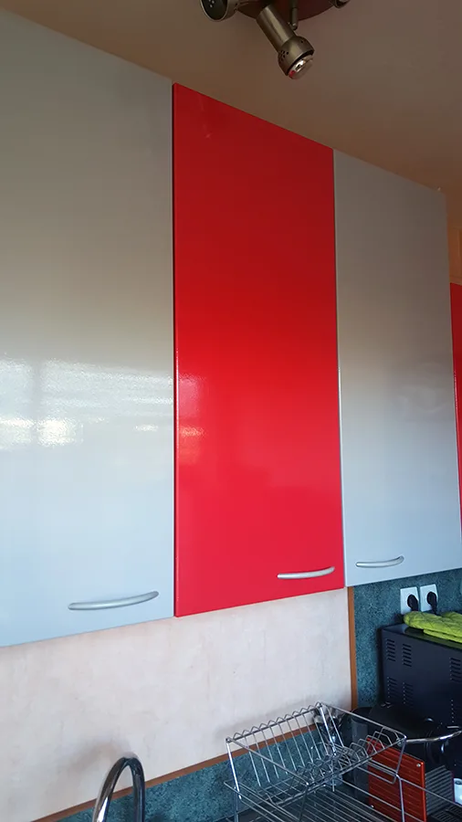 Meubles de cuisine hauts peints en rouge