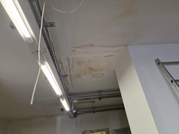 Dégât des eaux au plafond d'un local