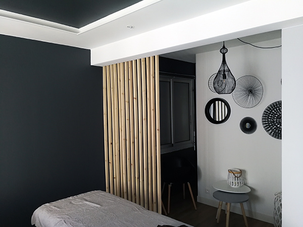 Chambre moderne bicolore noir et blanc avec plafond tendu