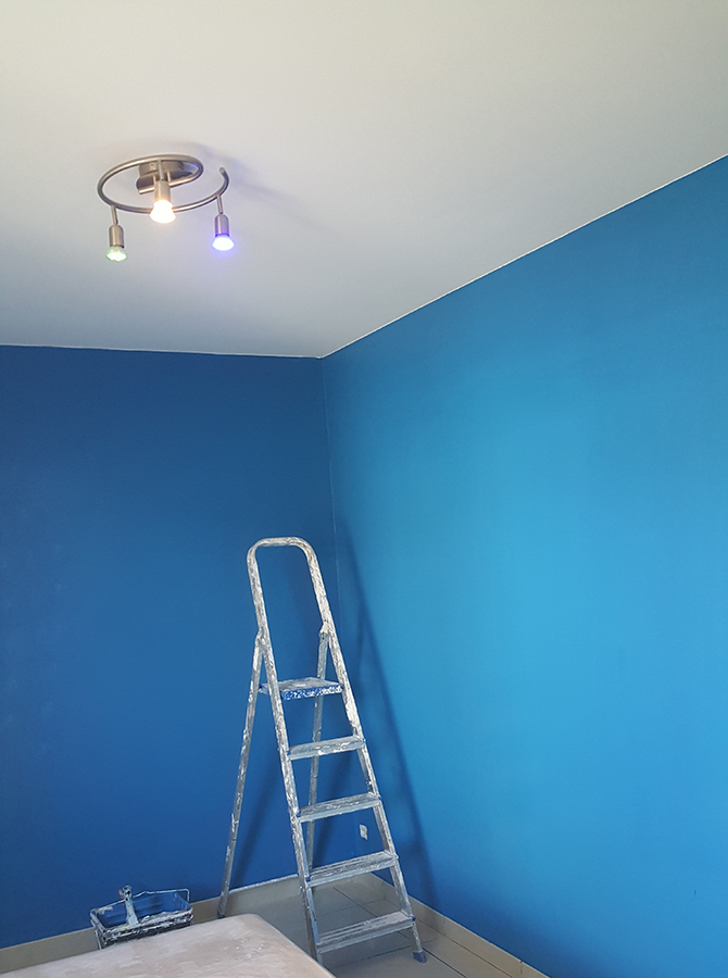 Chantier en cours — peinture murale bleu canard